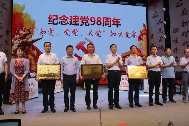 “挥毫泼墨写春联 龙飞凤舞迎新春”喜迎龙年春联作品展