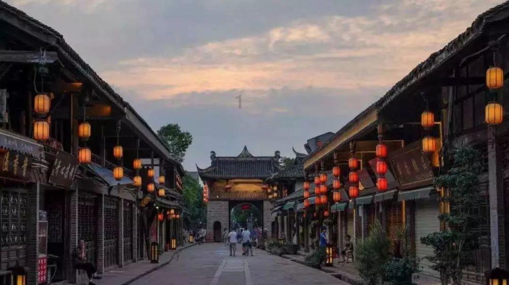 视频拍下辽宁营口某滑雪场缆车外悬挂一游客 景区:系个人操作失误导致 已救下